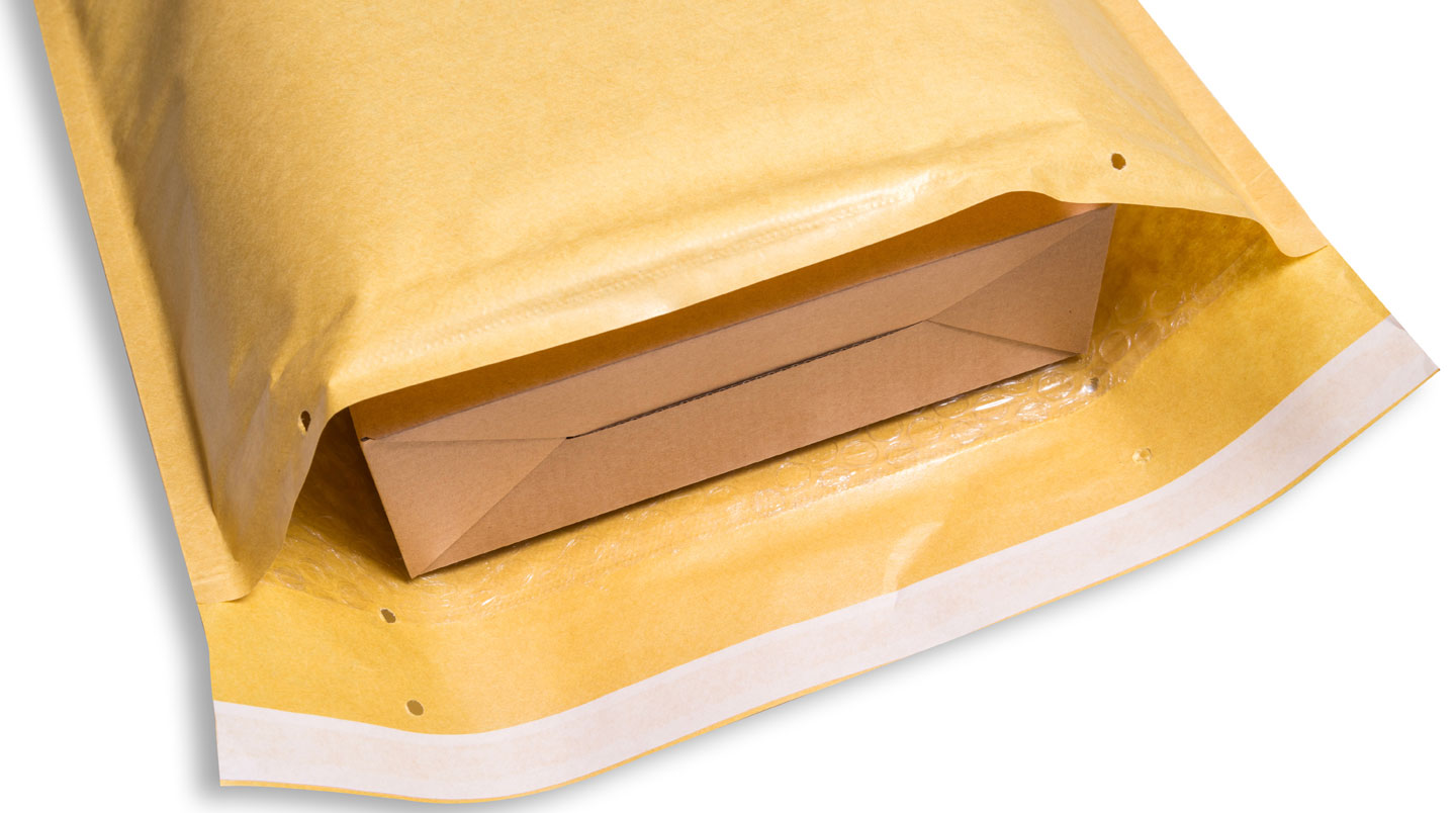 Illustration isométrique en coupe transversale de trois types d'enveloppes matelassées montrant leur structure interne en couches (bulles, kraft, renfort)